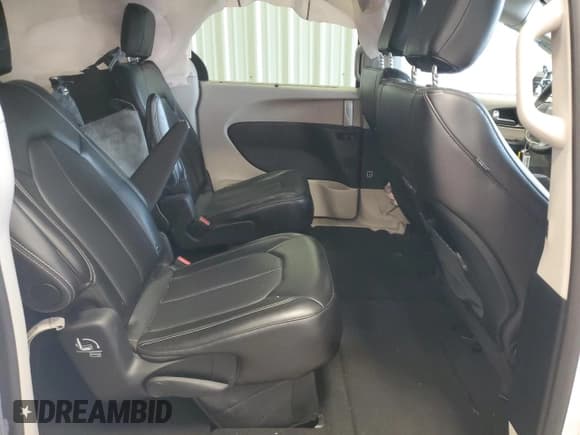 ✅ 2024 Chrysler Pacifica Touring L • VIN: 2C4RC1BG6RR125635 • Lot: 62652315. Listed on Copart with 48,541 mi. Free auction sales archive from the USA and detailed vehicle history report at DreamBid. Image 11.