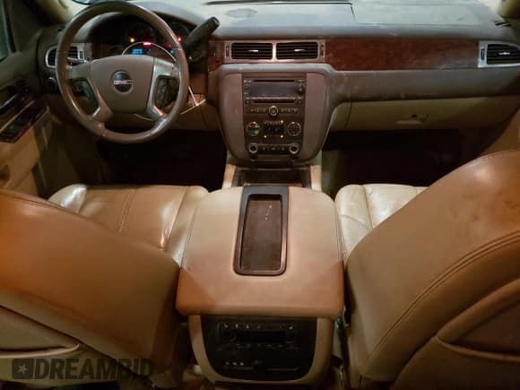 ✅ 2010 GMC Yukon XL SLT • VIN: 1GKUKKE33AR125747 • Lot: 49745635. Wystawiony na Copart z przebiegiem 250 743 mil. Bezpłatny archiwum sprzedaży aukcyjnych z USA i szczegółowy raport historii pojazdu na DreamBid. Zdjęcie 8.