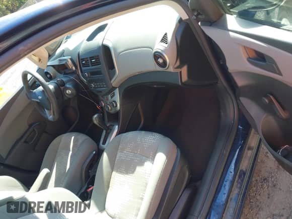 2016 Chevrolet Sonic LS z VIN 1G1JA5SH8G4180115, wystawiony jako IAAI lot #43336527 z przebiegiem 97 703 mil mil oraz . Historia ofert i sprzedaży dostępna na DreamBid. Obrazek 5.