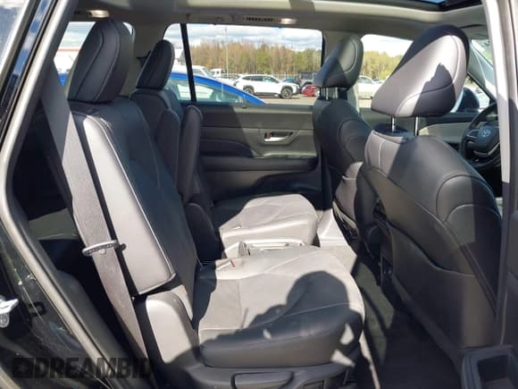 ✅ 2024 Toyota Highlander XLE • VIN: 5TDAAAB50RS012465 • Lot: 43660174. Listed on IAAI with 15,848 mi. Free auction sales archive from the USA and detailed vehicle history report at DreamBid. Image 8.