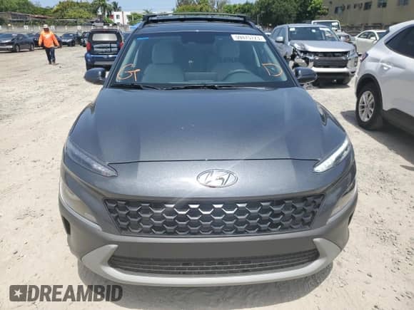 ✅ 2022 Hyundai Kona SEL • VIN: KM8K32AB1NU914152 • Lot: 59475723. Wystawiony na Copart z przebiegiem 1 285 mil mil. Skorzystaj z bezpłatnego archiwum sprzedaży aukcyjnych z USA i zobacz szczegółowy raport historii pojazdu na DreamBid. Zdjęcie 5.