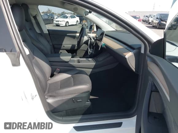 ✅ 2024 Tesla Model Y Long Range • VIN: 7SAYGDEE1RA221731 • Lot: 43335082. Wystawiony na IAAI z przebiegiem 34 025 mil. Bezpłatny archiwum sprzedaży aukcyjnych z USA i szczegółowy raport historii pojazdu na DreamBid. Zdjęcie 5.