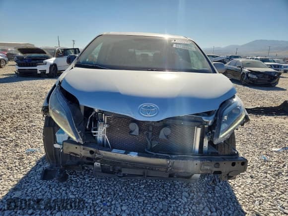 ✅ 2015 Toyota Sienna SE • VIN: 5TDXK3DC4FS657940 • Лот: 90730255. Опубликован ранее на Copart с пробегом 136 129 миль. Бесплатный доступ к архиву аукционных продаж из США и подробный отчёт об истории автомобиля на DreamBid. Изображение 5.