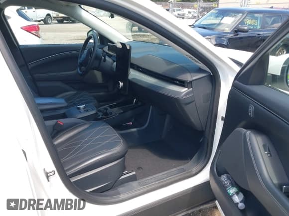 ✅ 2022 Ford Mustang Mach-E Select • VIN: 3FMTK1RM1NMA28893 • Lot: 42527420. Wystawiony na IAAI z przebiegiem 50 935 mil. Bezpłatny archiwum sprzedaży aukcyjnych z USA i szczegółowy raport historii pojazdu na DreamBid. Zdjęcie 5.