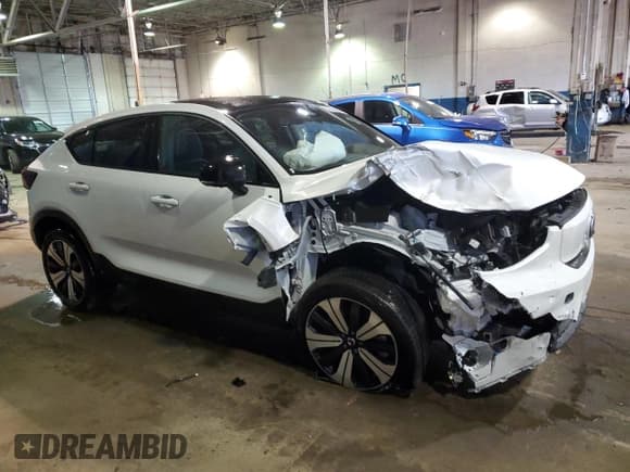 ✅ 2023 Volvo C40 Plus • VIN: YV4ED3GLXP2065848 • Lot: 49065114. Wystawiony na Copart z przebiegiem 9 557 mil. Bezpłatny archiwum sprzedaży aukcyjnych z USA i szczegółowy raport historii pojazdu na DreamBid. Zdjęcie 4.