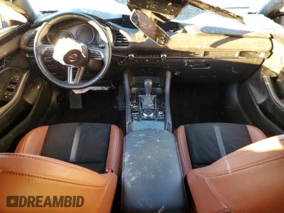 ✅ 2024 Mazda 3 Carbon Edition • VIN: JM1BPBYY4R1704400 • Lot: 88689475. Wystawiony na Copart z przebiegiem Nie podano. Bezpłatny archiwum sprzedaży aukcyjnych z USA i szczegółowy raport historii pojazdu na DreamBid. Zdjęcie 8.