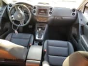 ✅ 2016 Volkswagen Tiguan SEL • VIN: WVGBV7AX0GW547500 • Lot: 84235004. Wystawiony na Copart z przebiegiem 76 679 mil. Bezpłatny archiwum sprzedaży aukcyjnych z USA i szczegółowy raport historii pojazdu na DreamBid. Zdjęcie 8.