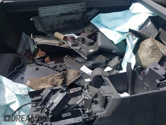 ✅ 2024 Chevrolet Silverado 1500 High Country • VIN: 1GCUDJED2RZ371886 • Lot: 43188276. Listed on IAAI with 11,420 mi. Free auction sales archive from the USA and detailed vehicle history report at DreamBid. Image 11.