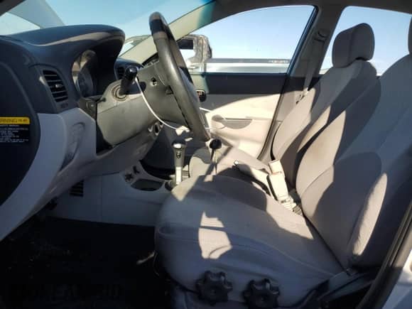 2008 Hyundai Accent GLS z VIN KMHCN46C68U239589, wystawiony jako Copart lot #70105624 z przebiegiem 218 455 mil mil oraz Czysty tytuł • Clean title. Historia ofert i sprzedaży dostępna na DreamBid. Obrazek 7.