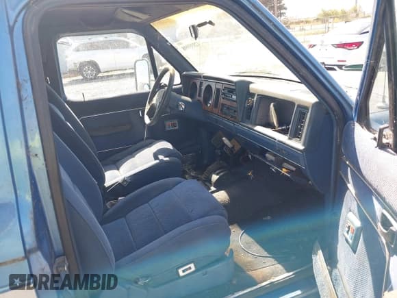 ✅ 1988 Ford Bronco • VIN: 1FMCU14T3JUC49989 • Lot: 42895998. Wystawiony na IAAI z przebiegiem 89 145 mil. Bezpłatny archiwum sprzedaży aukcyjnych z USA i szczegółowy raport historii pojazdu na DreamBid. Zdjęcie 5.