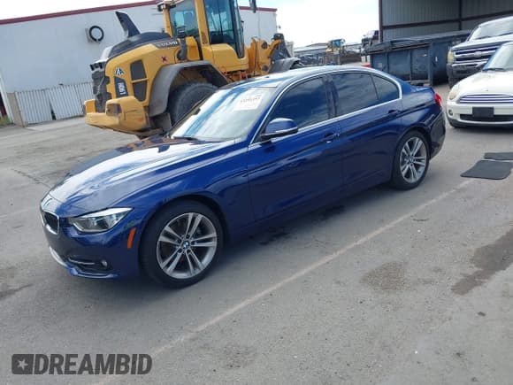 ✅ 2018 BMW 3 Series 330i • VIN: WBA8B9C53JEE82900 • Lot: 43251357. Wystawiony na IAAI z przebiegiem 51 673 mil. Bezpłatny archiwum sprzedaży aukcyjnych z USA i szczegółowy raport historii pojazdu na DreamBid. Zdjęcie 2.