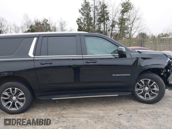✅ 2021 Chevrolet Suburban LT • VIN: 1GNSKCKD5MR391000 • Lot: 41775850. Wystawiony na IAAI z przebiegiem 197 353 mil. Bezpłatny archiwum sprzedaży aukcyjnych z USA i szczegółowy raport historii pojazdu na DreamBid. Zdjęcie 13.