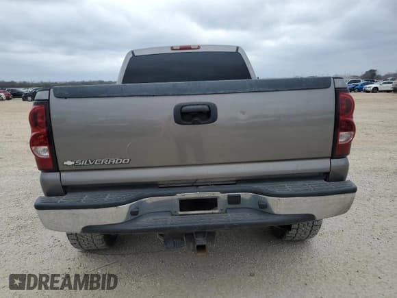 ✅ 2006 Chevrolet Silverado 2500HD LT2 • VIN: 1GCHK23D86F197884 • Lot: 44274085. Wystawiony na Copart z przebiegiem 272 875 mil. Bezpłatny archiwum sprzedaży aukcyjnych z USA i szczegółowy raport historii pojazdu na DreamBid. Zdjęcie 6.