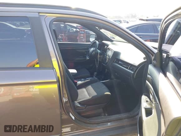 ✅ 2018 Mitsubishi Outlander ES • VIN: JA4AZ3A36JZ050073 • Lot: 43143870. Listed on IAAI with 173,137 mi. Free auction sales archive from the USA and detailed vehicle history report at DreamBid. Image 5.