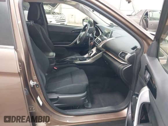 ✅ 2019 Mitsubishi Eclipse Cross LE • VIN: JA4AT4AA4KZ028693 • Lot: 43222873. Wystawiony na IAAI z przebiegiem 121 265 mil. Bezpłatny archiwum sprzedaży aukcyjnych z USA i szczegółowy raport historii pojazdu na DreamBid. Zdjęcie 5.