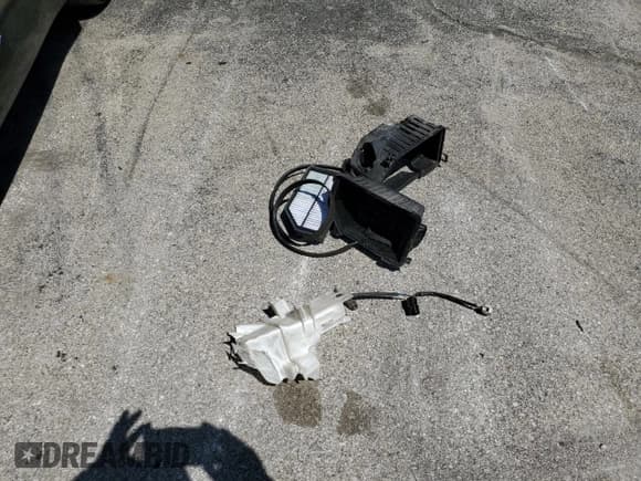 ✅ 2013 Hyundai Veloster w/Gray Int • VIN: KMHTC6AD8DU175812 • Lot: 53286313. Wystawiony na Copart z przebiegiem Nie podano. Bezpłatny archiwum sprzedaży aukcyjnych z USA i szczegółowy raport historii pojazdu na DreamBid. Zdjęcie 14.