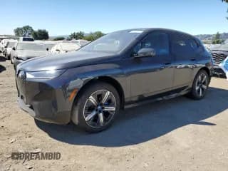 ✅ 2025 BMW iX xDrive50 • VIN: WB523CF00SCU13476 • Lot: 68222205. Wystawiony na Copart z przebiegiem 1 220 mil. Bezpłatny archiwum sprzedaży aukcyjnych z USA i szczegółowy raport historii pojazdu na DreamBid. Zdjęcie 1.