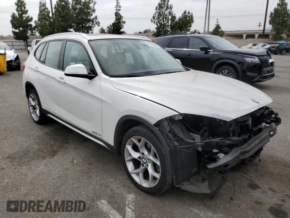 ✅ 2015 BMW X1 xDrive28i • VIN: WBAVL1C59FVY38661 • Lot: 70112585. Listed on Copart with 120,720 mi. Free auction sales archive from the USA and detailed vehicle history report at DreamBid. Image 4.