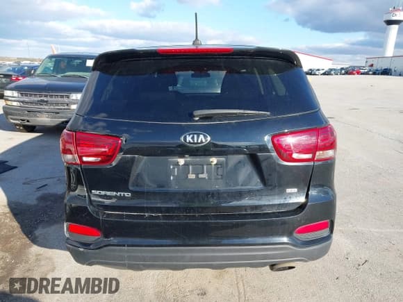 ✅ 2019 Kia Sorento LX • VIN: 5XYPG4A30KG581569 • Lot: 43547394. Wystawiony na IAAI z przebiegiem 79 726 mil. Bezpłatny archiwum sprzedaży aukcyjnych z USA i szczegółowy raport historii pojazdu na DreamBid. Zdjęcie 17.