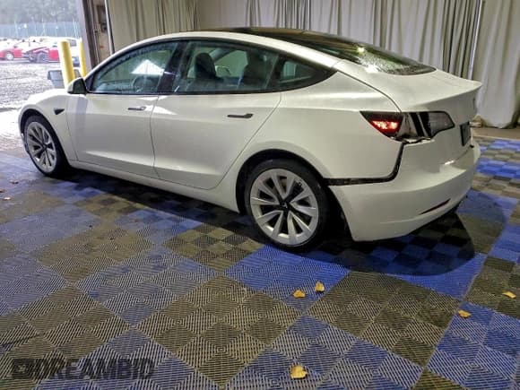 ✅ 2022 Tesla Model 3 • VIN: 5YJ3E1EA7NF372322 • Lot: 94419915. Wystawiony na Copart z przebiegiem 99 693 mil. Bezpłatny archiwum sprzedaży aukcyjnych z USA i szczegółowy raport historii pojazdu na DreamBid. Zdjęcie 2.