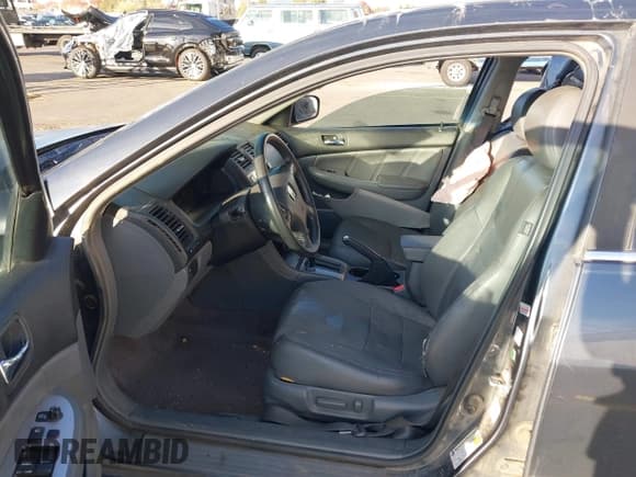 ✅ 2004 Honda Accord EX • VIN: JHMCM56874C027923 • Lot: 43465619. Wystawiony na IAAI z przebiegiem 384 771 mil. Bezpłatny archiwum sprzedaży aukcyjnych z USA i szczegółowy raport historii pojazdu na DreamBid. Zdjęcie 5.