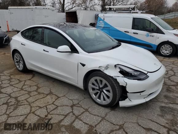 ✅ 2022 Tesla Model 3 • VIN: 5YJ3E1EA3NF371636 • Lot: 93734245. Wystawiony na Copart z przebiegiem 99 104 mil. Bezpłatny archiwum sprzedaży aukcyjnych z USA i szczegółowy raport historii pojazdu na DreamBid. Zdjęcie 4.