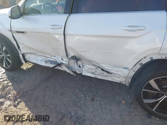 ✅ 2024 Volkswagen Atlas SEL Premium R-Line • VIN: 1V2FR2CAXRC584837 • Lot: 43384938. Wystawiony na IAAI z przebiegiem 24 914 mil. Bezpłatny archiwum sprzedaży aukcyjnych z USA i szczegółowy raport historii pojazdu na DreamBid. Zdjęcie 6.