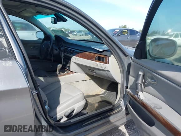 ✅ 2011 BMW 3 Series 328i • VIN: WBAPH7C56BE675958 • Lot: 43667715. Wystawiony na IAAI z przebiegiem 89 157 mil. Bezpłatny archiwum sprzedaży aukcyjnych z USA i szczegółowy raport historii pojazdu na DreamBid. Zdjęcie 5.