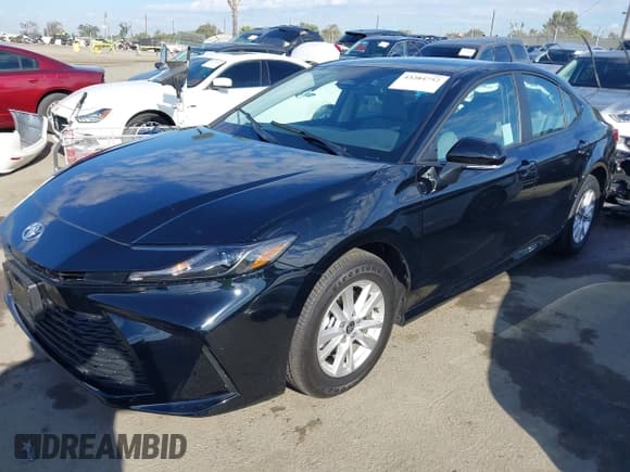 ✅ 2025 Toyota Camry LE • VIN: 4T1DBADK7SU534973 • Лот: 43284752. Опубликован ранее на IAAI с пробегом 1 723 миль. Бесплатный доступ к архиву аукционных продаж из США и подробный отчёт об истории автомобиля на DreamBid. Изображение 2.