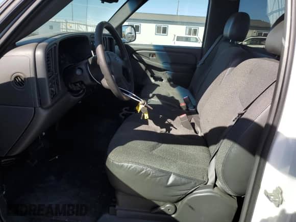 2004 Chevrolet Silverado 1500 LS z VIN 1GCEC14V54Z353344, wystawiony jako Copart lot #72597554 z przebiegiem Nie podano mil oraz Czysty tytuł • Clean title. Historia ofert i sprzedaży dostępna na DreamBid. Obrazek 7.