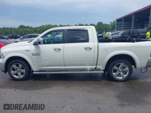 2017 Ram 1500 Laramie z VIN 1C6RR6NG9HS762336, wystawiony jako IAAI lot #42284369 z przebiegiem 213 735 mil mil oraz . Historia ofert i sprzedaży dostępna na DreamBid. Obrazek 14.