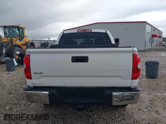 ✅ 2018 Toyota Tundra SR5 • VIN: 5TFDW5F12JX735228 • Лот: 43255268. Опубликован ранее на IAAI с пробегом 47 638 миль. Бесплатный доступ к архиву аукционных продаж из США и подробный отчёт об истории автомобиля на DreamBid. Изображение 17.