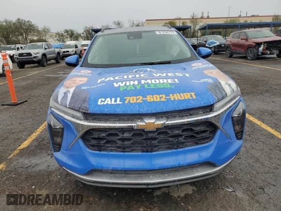 2025 Chevrolet Trax LT z VIN KL77LHEP5SC043418, wystawiony jako Copart lot #81254775 z przebiegiem 13 629 mil mil oraz Szkoda całkowita • Salvage title. Historia ofert i sprzedaży dostępna na DreamBid. Obrazek 5.