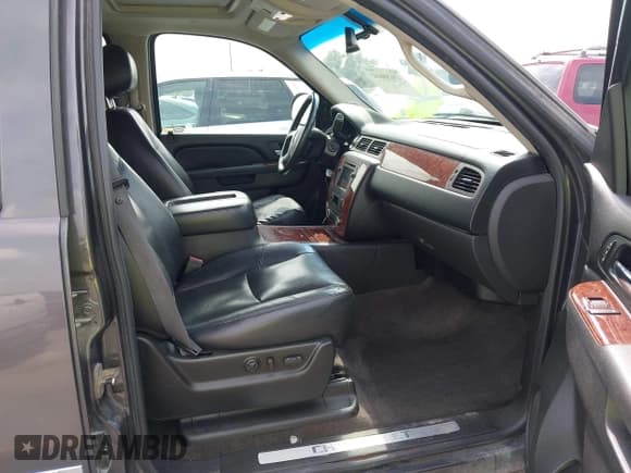 ✅ 2011 Chevrolet Suburban LTZ • VIN: 1GNSCKE08BR145619 • Lot: 43458662. Wystawiony na IAAI z przebiegiem 305 479 mil. Bezpłatny archiwum sprzedaży aukcyjnych z USA i szczegółowy raport historii pojazdu na DreamBid. Zdjęcie 5.