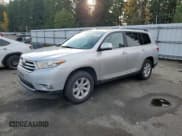 ✅ 2013 Toyota Highlander Plus • VIN: 5TDBK3EH6DS209247 • Лот: 93671325. Опубликован ранее на Copart с пробегом 140 610 миль. Бесплатный доступ к архиву аукционных продаж из США и подробный отчёт об истории автомобиля на DreamBid. Изображение 1.