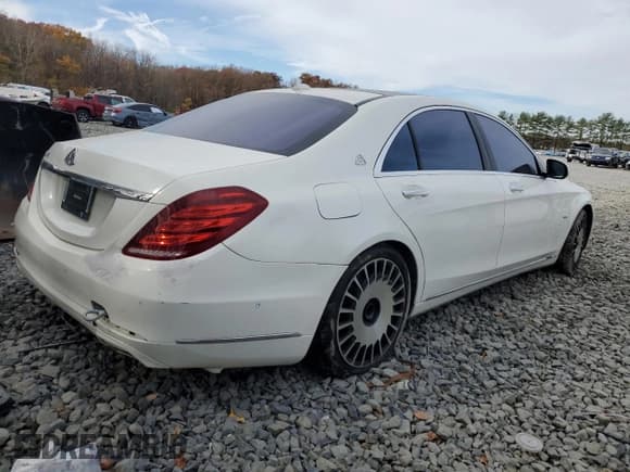 ✅ 2015 Mercedes-Benz S 550 • VIN: WDDUG8FB2FA070970 • Lot: 91766355. Wystawiony na Copart z przebiegiem Nie podano. Bezpłatny archiwum sprzedaży aukcyjnych z USA i szczegółowy raport historii pojazdu na DreamBid. Zdjęcie 4.