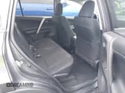 ✅ 2018 Toyota RAV4 XLE • VIN: 2T3RFREV7JW804906 • Lot: 43661481. Wystawiony na IAAI z przebiegiem 126 198 mil. Bezpłatny archiwum sprzedaży aukcyjnych z USA i szczegółowy raport historii pojazdu na DreamBid. Zdjęcie 8.