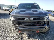 ✅ 2022 Chevrolet Silverado 1500 LT Trail Boss • VIN: 3GCUDFET2NG566112 • Lot: 56796405. Wystawiony na Copart z przebiegiem 27 750 mil. Bezpłatny archiwum sprzedaży aukcyjnych z USA i szczegółowy raport historii pojazdu na DreamBid. Zdjęcie 5.