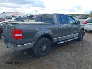 ✅ 2006 Lincoln Mark LT • VIN: 5LTPW18536FJ19750 • Lot: 43592385. Wystawiony na IAAI z przebiegiem 146 268 mil. Bezpłatny archiwum sprzedaży aukcyjnych z USA i szczegółowy raport historii pojazdu na DreamBid. Zdjęcie 4.