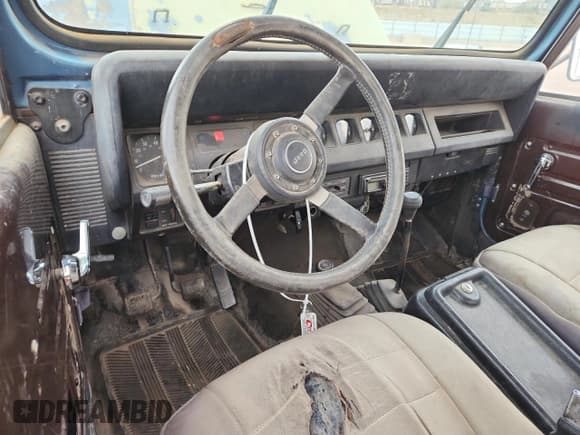 ✅ 1987 Jeep Wrangler • VIN: 2BCCV8143HB520719 • Lot: 92108075. Wystawiony na Copart z przebiegiem 198 485 mil. Bezpłatny archiwum sprzedaży aukcyjnych z USA i szczegółowy raport historii pojazdu na DreamBid. Zdjęcie 8.