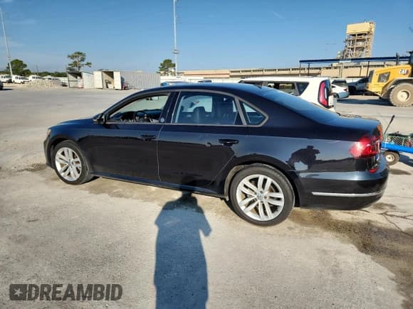 ✅ 2019 Volkswagen Passat Wolfsburg Edition • VIN: 1VWLA7A31KC001362 • Лот: 81322175. Опубликован ранее на Copart с пробегом 99 857 миль. Бесплатный доступ к архиву аукционных продаж из США и подробный отчёт об истории автомобиля на DreamBid. Изображение 2.