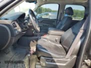 ✅ 2013 Chevrolet Tahoe LTZ • VIN: 1GNSKCE0XDR104064 • Lot: 63463404. Wystawiony na Copart z przebiegiem 278 691 mil. Bezpłatny archiwum sprzedaży aukcyjnych z USA i szczegółowy raport historii pojazdu na DreamBid. Zdjęcie 7.