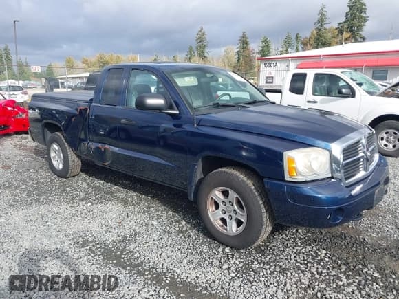 ✅ 2006 Dodge Dakota SLT • VIN: 1D7HW42K06S718321 • Lot: 43566712. Wystawiony na IAAI z przebiegiem 144 141 mil. Bezpłatny archiwum sprzedaży aukcyjnych z USA i szczegółowy raport historii pojazdu na DreamBid. Zdjęcie 1.