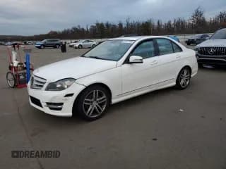 ✅ 2013 Mercedes-Benz C 250 Sport • VIN: WDDGF4HB4DR296819 • Lot: 91027355. Wystawiony na Copart z przebiegiem 65 670 mil. Bezpłatny archiwum sprzedaży aukcyjnych z USA i szczegółowy raport historii pojazdu na DreamBid. Zdjęcie 1.