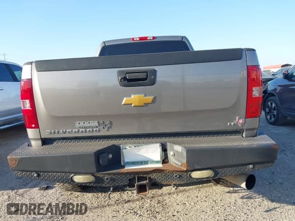 ✅ 2014 Chevrolet Silverado 2500HD LT • VIN: 1GC1KXE88EF160895 • Lot: 43581202. Wystawiony na IAAI z przebiegiem 299 042 mil. Bezpłatny archiwum sprzedaży aukcyjnych z USA i szczegółowy raport historii pojazdu na DreamBid. Zdjęcie 16.