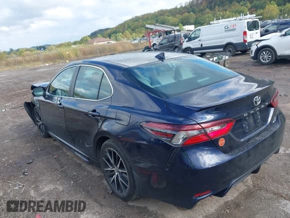 ✅ 2022 Toyota Camry SE • VIN: 4T1G11BK5NU055796 • Lot: 43286298. Wystawiony na IAAI z przebiegiem 71 417 mil. Bezpłatny archiwum sprzedaży aukcyjnych z USA i szczegółowy raport historii pojazdu na DreamBid. Zdjęcie 3.