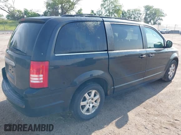✅ 2008 Chrysler Town & Country Touring • VIN: 2A8HR54P78R762586 • Lot: 42400610. Listed on IAAI with 264,135 mi. Free auction sales archive from the USA and detailed vehicle history report at DreamBid. Image 4.