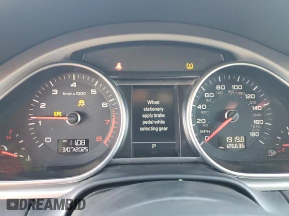 ✅ 2015 Audi Q7 Premium Plus • VIN: WA1LGAFE6FD018984 • Lot: 48009615. Wystawiony na Copart z przebiegiem 126 636 mil. Bezpłatny archiwum sprzedaży aukcyjnych z USA i szczegółowy raport historii pojazdu na DreamBid. Zdjęcie 9.