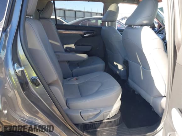 ✅ 2023 Toyota Highlander Hybrid Platinum • VIN: 5TDFARAH2PS525908 • Лот: 41389410. Опубликован ранее на IAAI с пробегом 31 574 миль. Бесплатный доступ к архиву аукционных продаж из США и подробный отчёт об истории автомобиля на DreamBid. Изображение 8.