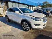 ✅ 2019 Lincoln MKC Reserve • VIN: 5LMCJ3D94KUL26683 • Лот: 70356585. Опубликован ранее на Copart с пробегом 48 925 миль. Бесплатный доступ к архиву аукционных продаж из США и подробный отчёт об истории автомобиля на DreamBid. Изображение 4.